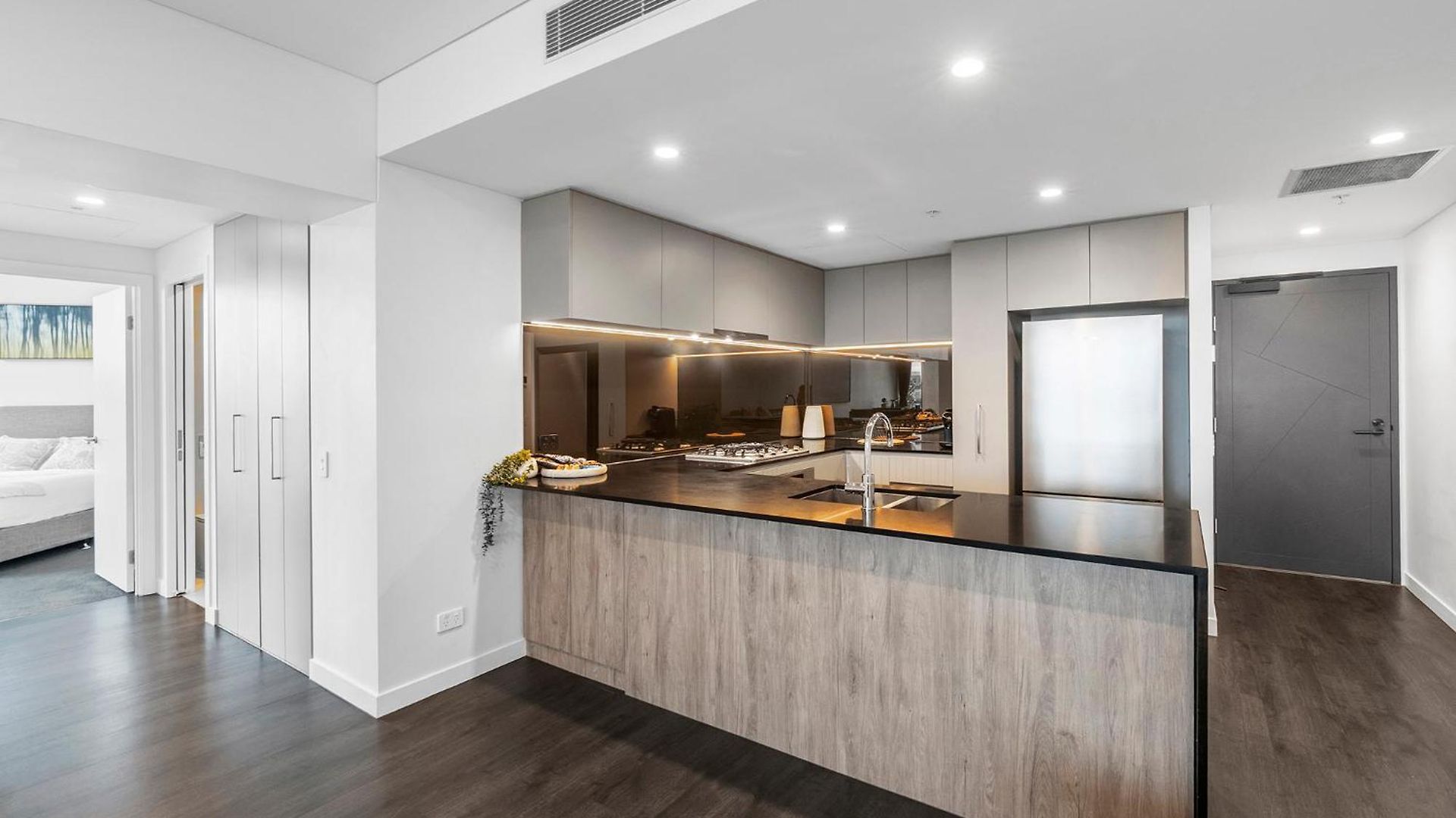 Apartment One Sky - Sleep 6 - Pools Cinema Sauna Gym Free Parking *