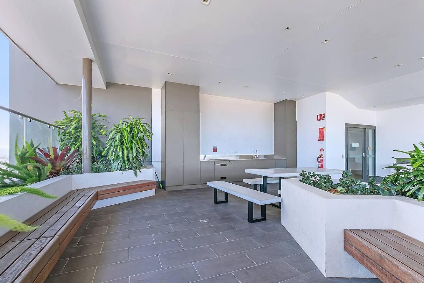 Windward - Inner-city Skyline With Pool Access Apartment