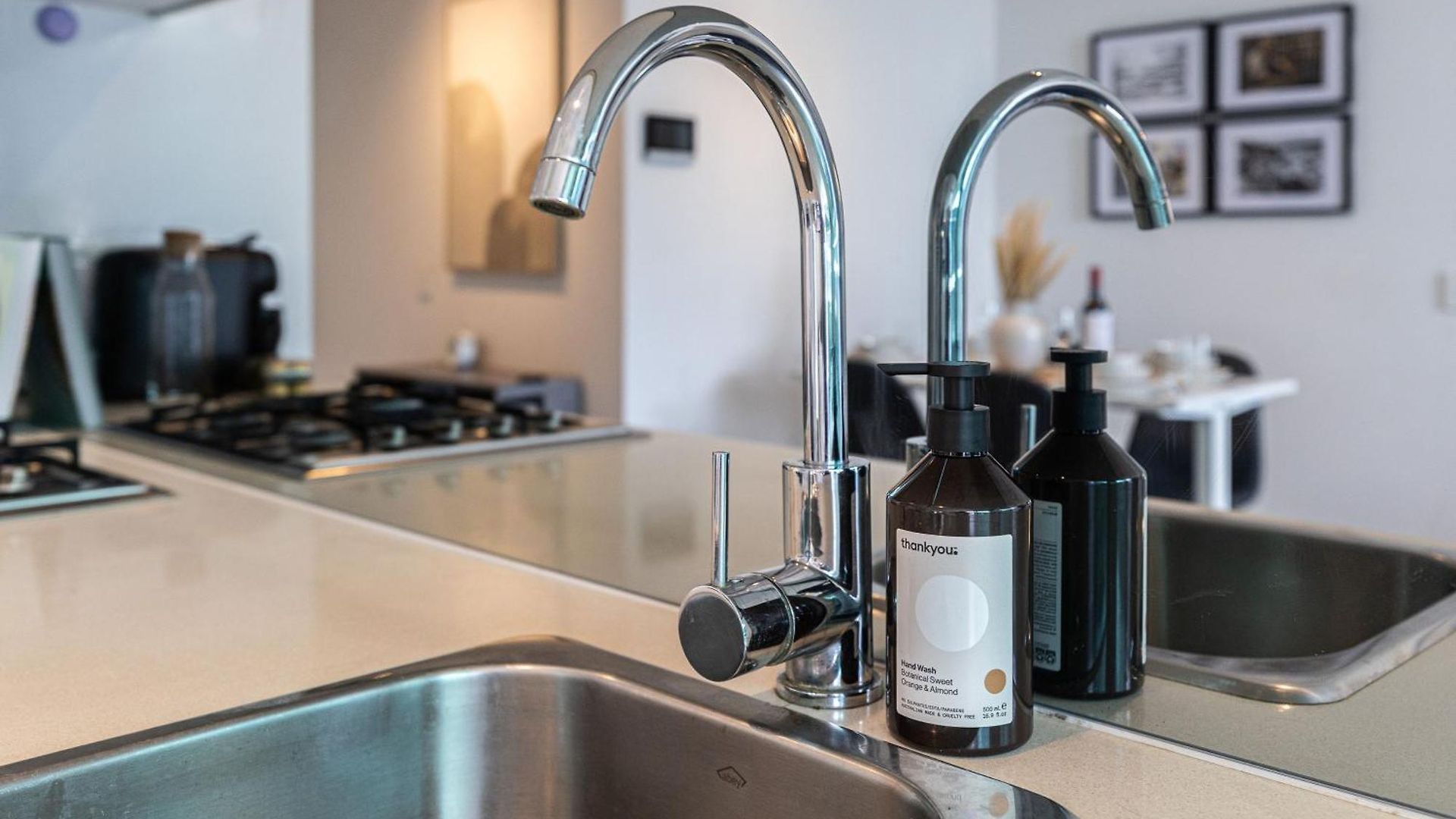 Portside Luxe Retreat 2br Free Parking & Pool Apartment Brisbane
