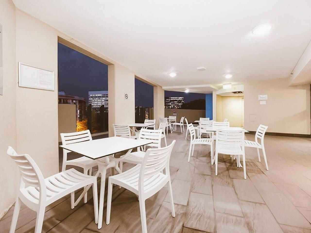 Modern Cbd W/ Balcony Views | Pool & Gym *