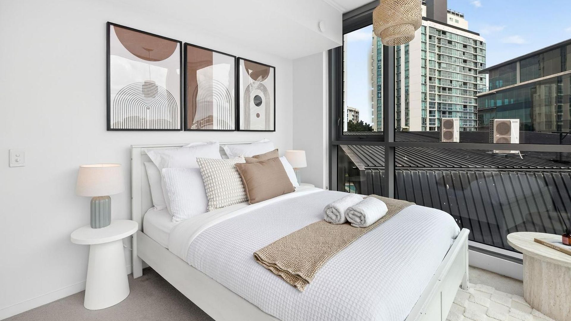 Portside Luxe Retreat 2br Free Parking & Pool Apartment