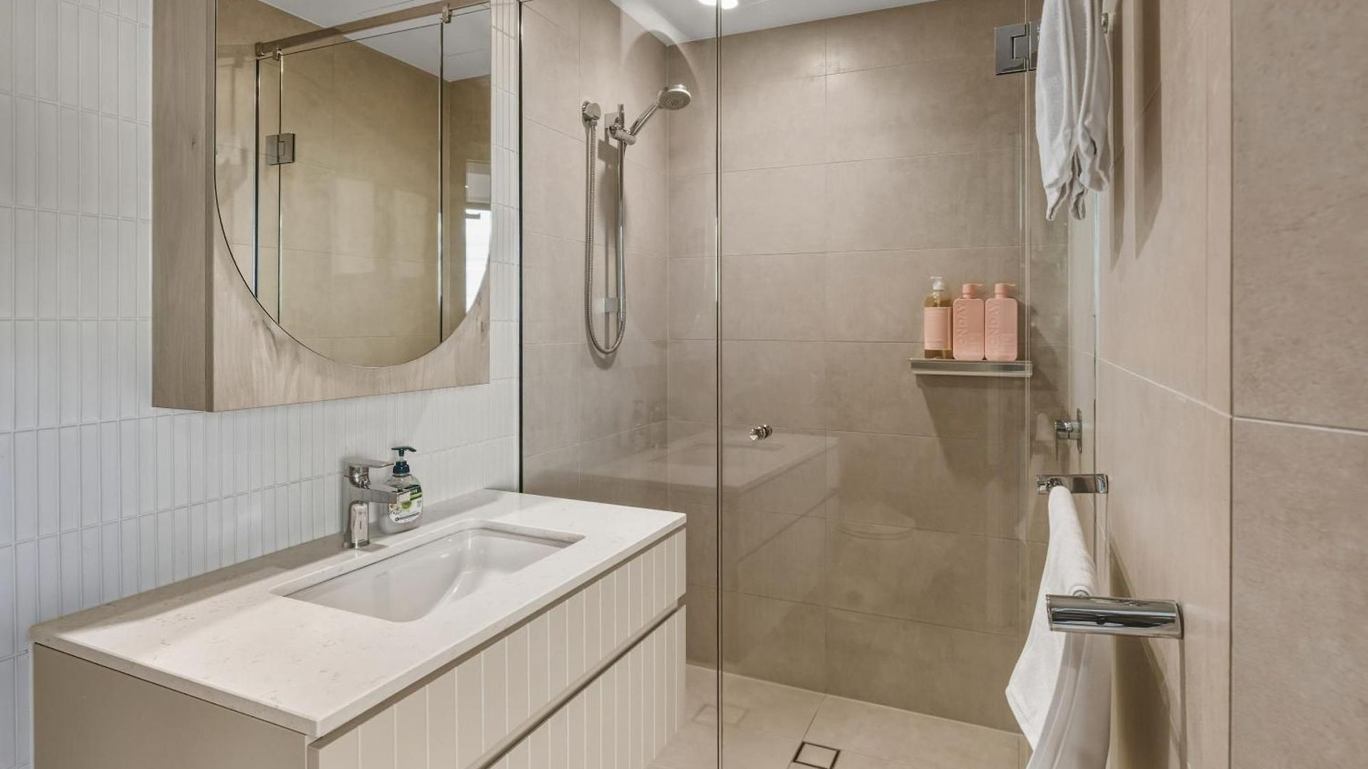 2b2b High Floor With Riverview & Parking *