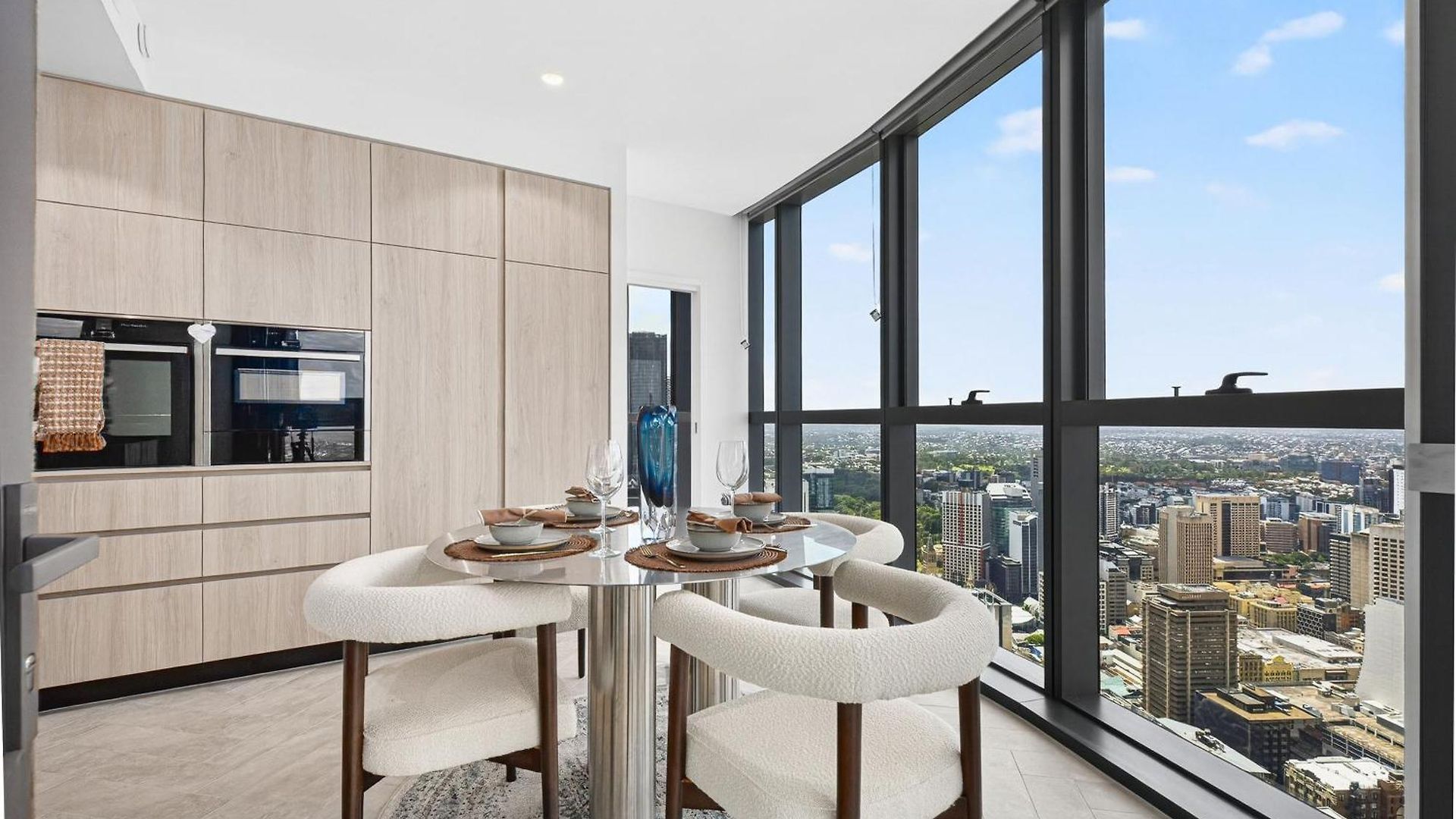 Apartment 3 Bedroom Luxury In The Sky Brisbane