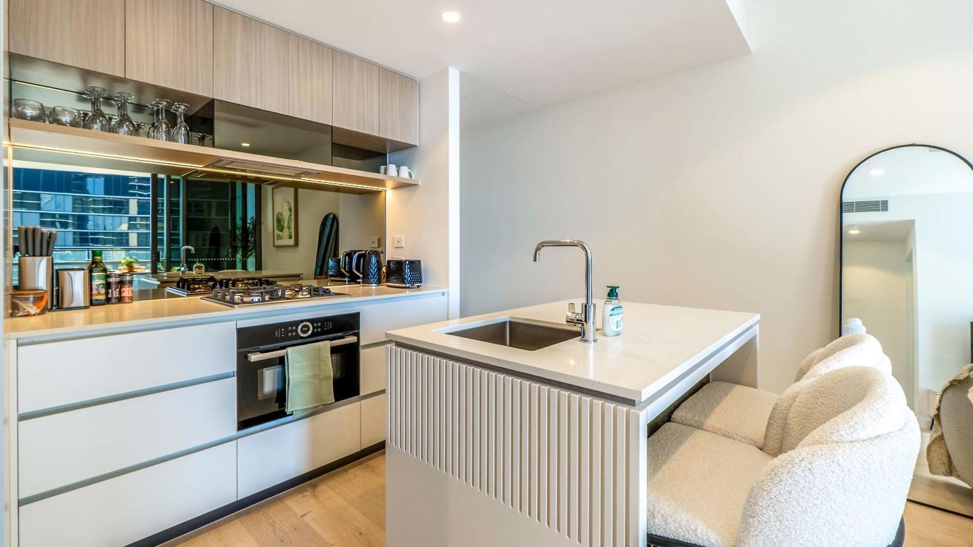 Queens Wharf Charm W/ Balcony Views - Lv 15 - Apartment