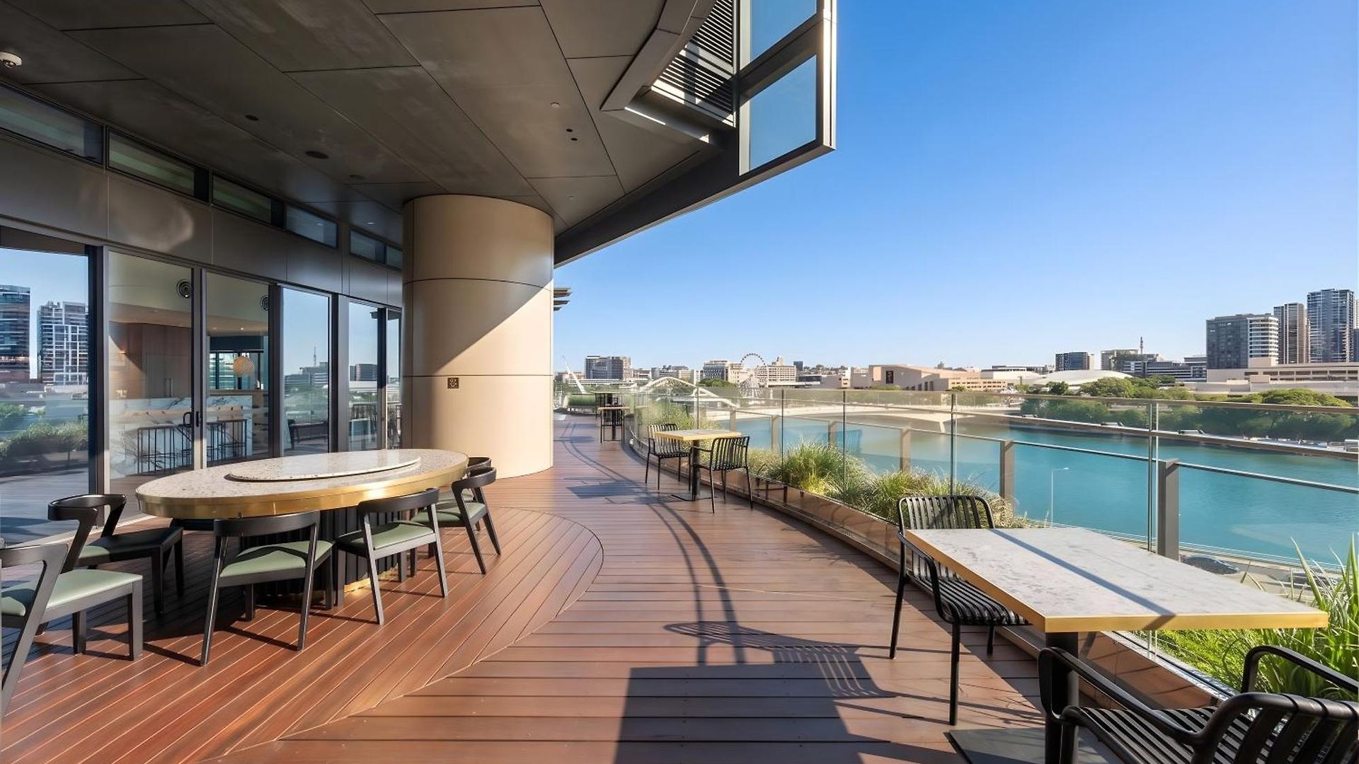 Apartment One Sky - Sleep 6 - Pools Cinema Sauna Gym Free Parking
