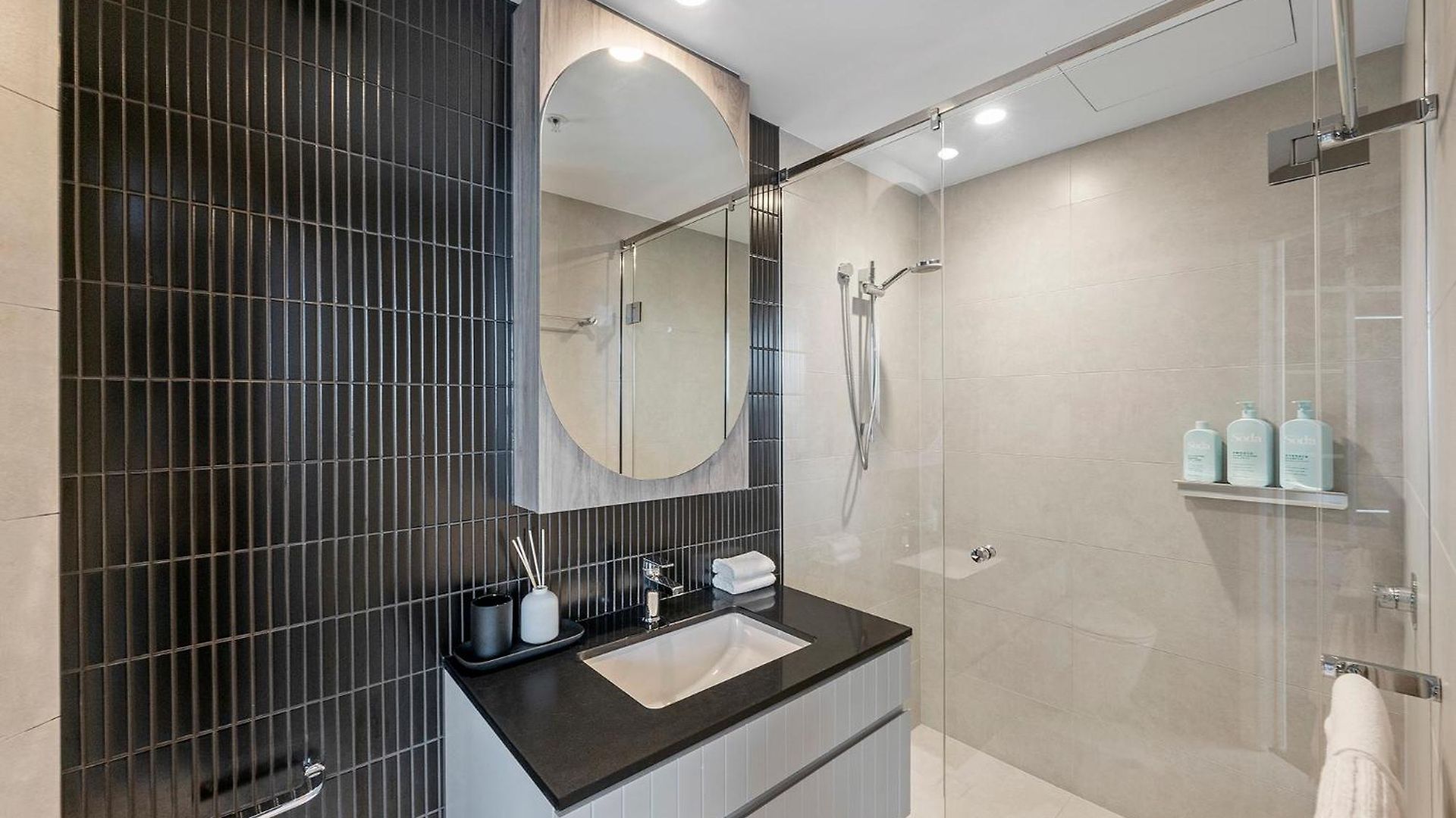 One Sky - Sleep 6 - Pools Cinema Sauna Gym Free Parking Apartment *