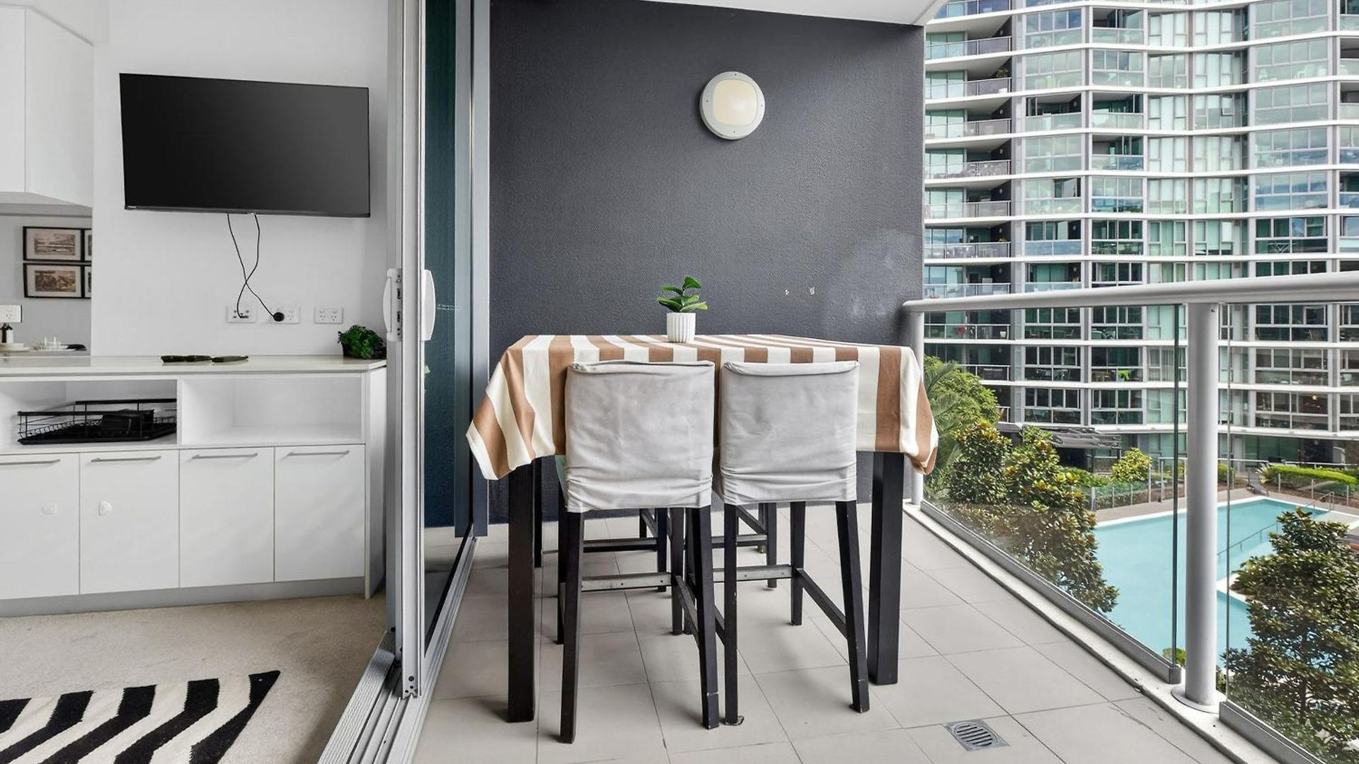 Portside Luxe Retreat 2br Free Parking & Pool Brisbane