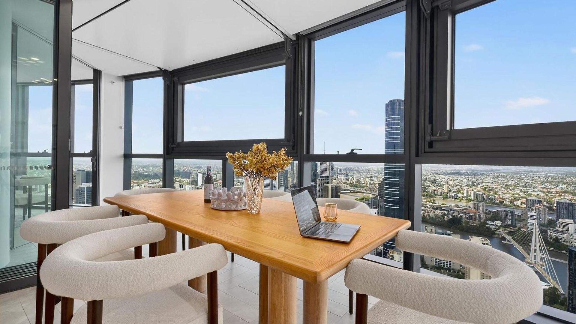 3 Bedroom Luxury In The Sky Apartment Brisbane
