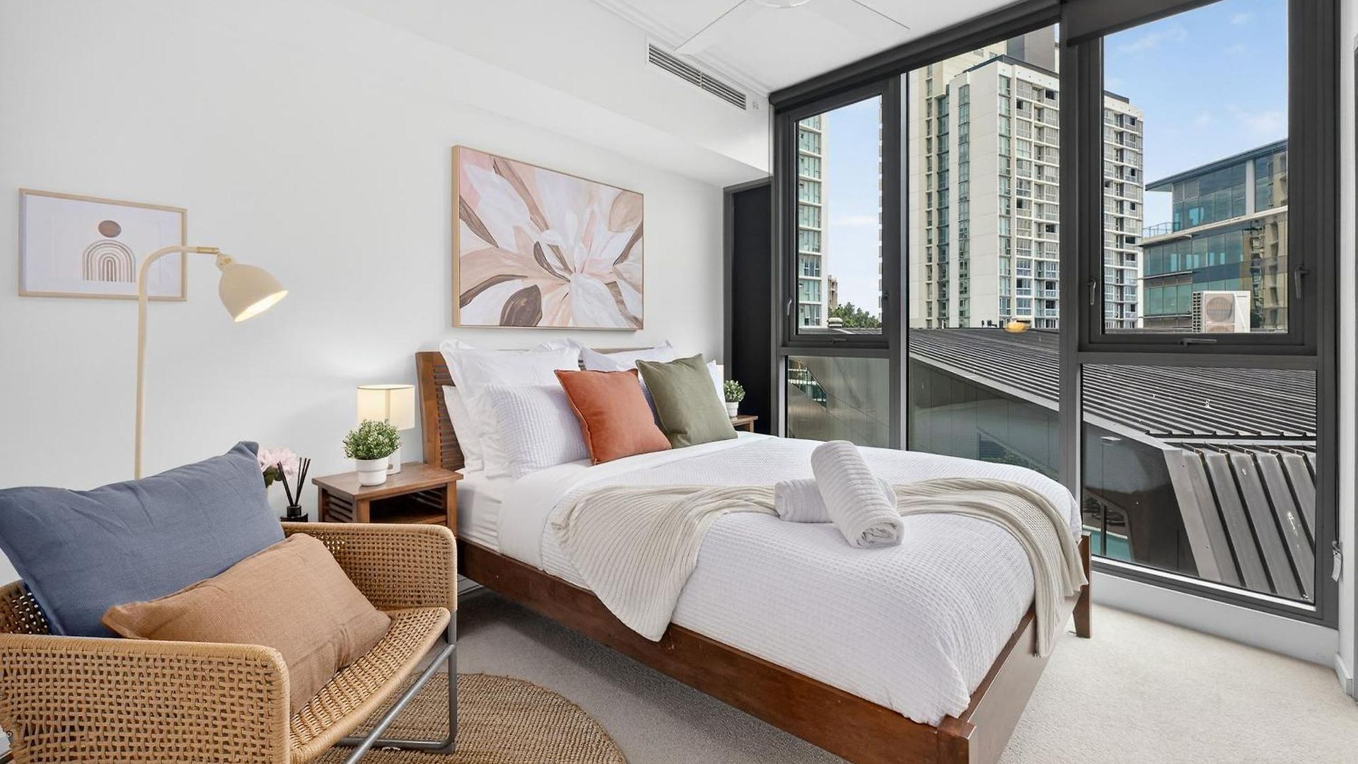 Portside Luxe Retreat 2br Free Parking & Pool Apartment