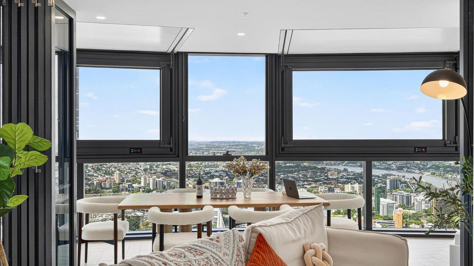 3 Bedroom Luxury In The Sky Apartment *