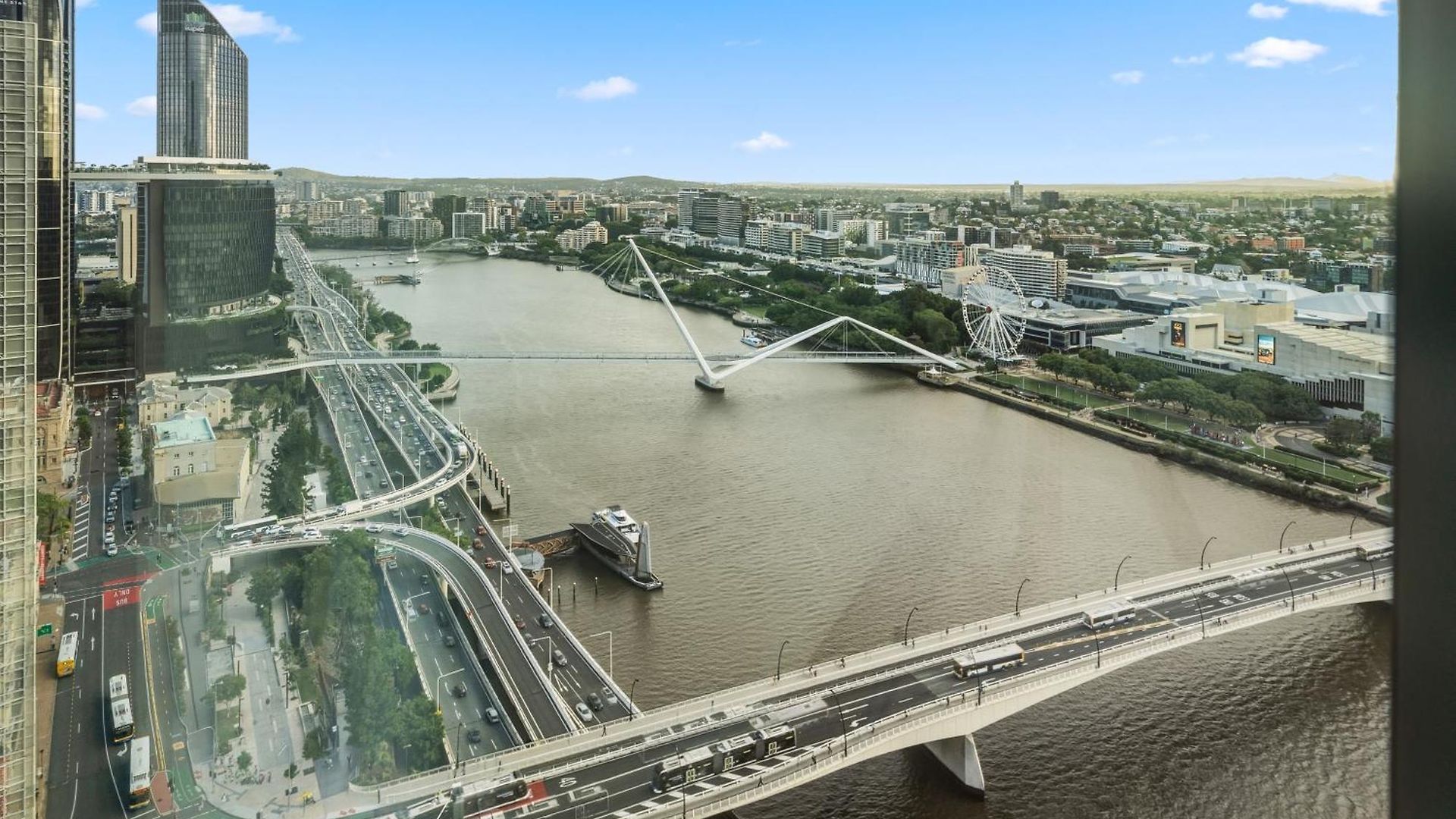 2b2b High Floor With Riverview & Parking Apartment