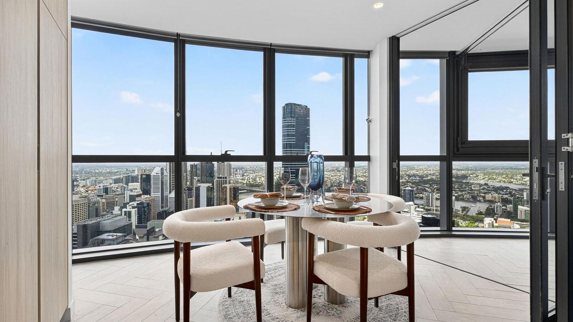 3 Bedroom Luxury In The Sky *
