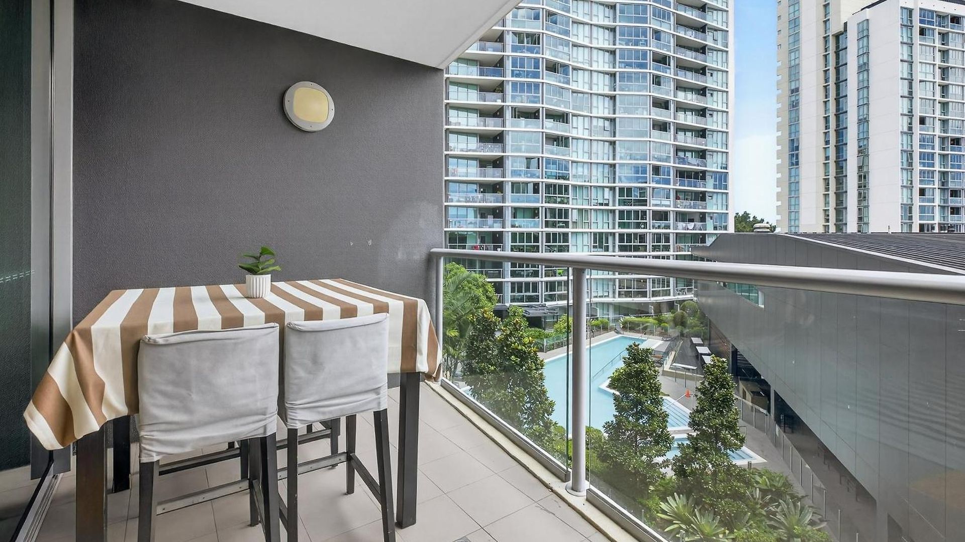 Portside Luxe Retreat 2br Free Parking & Pool Brisbane