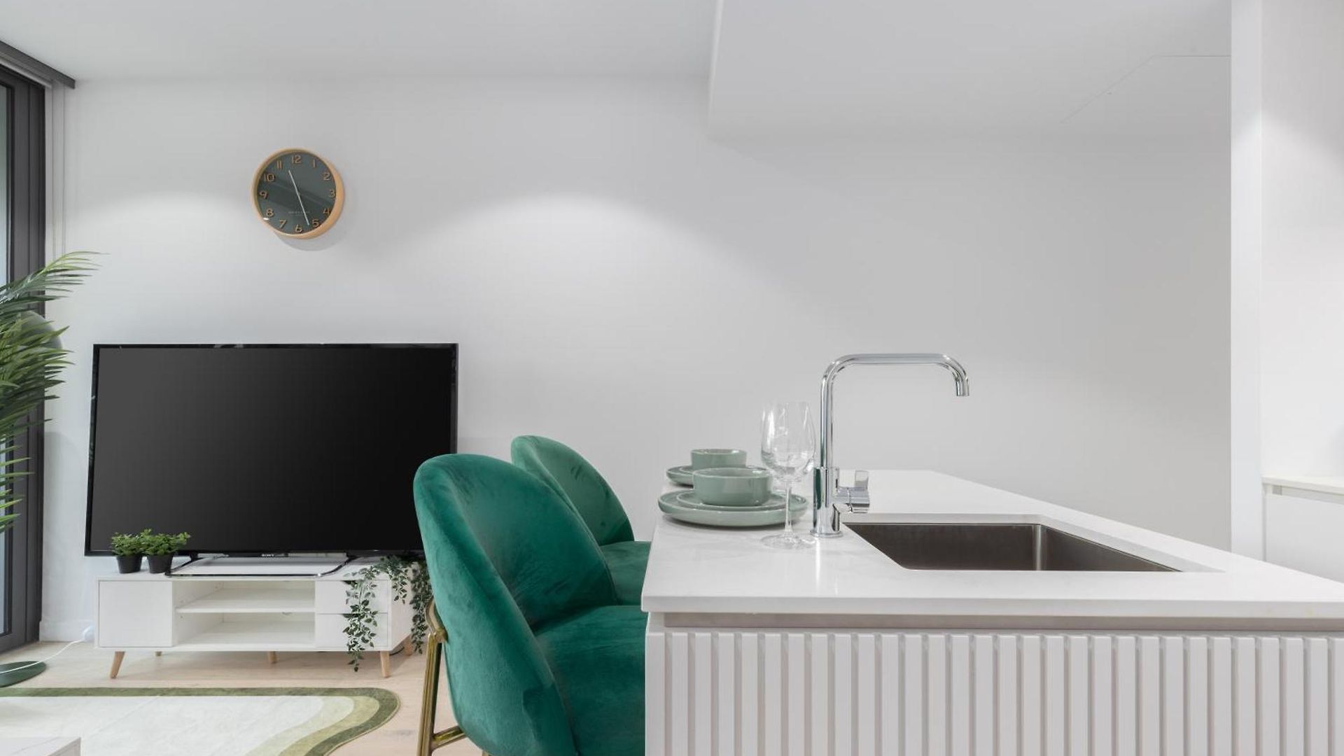 Matcha Madness Zen Escape - Riverfront Apartment Brisbane