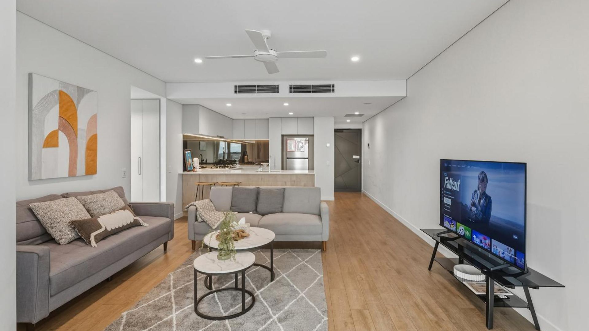 2b2b High Floor With Riverview & Parking *