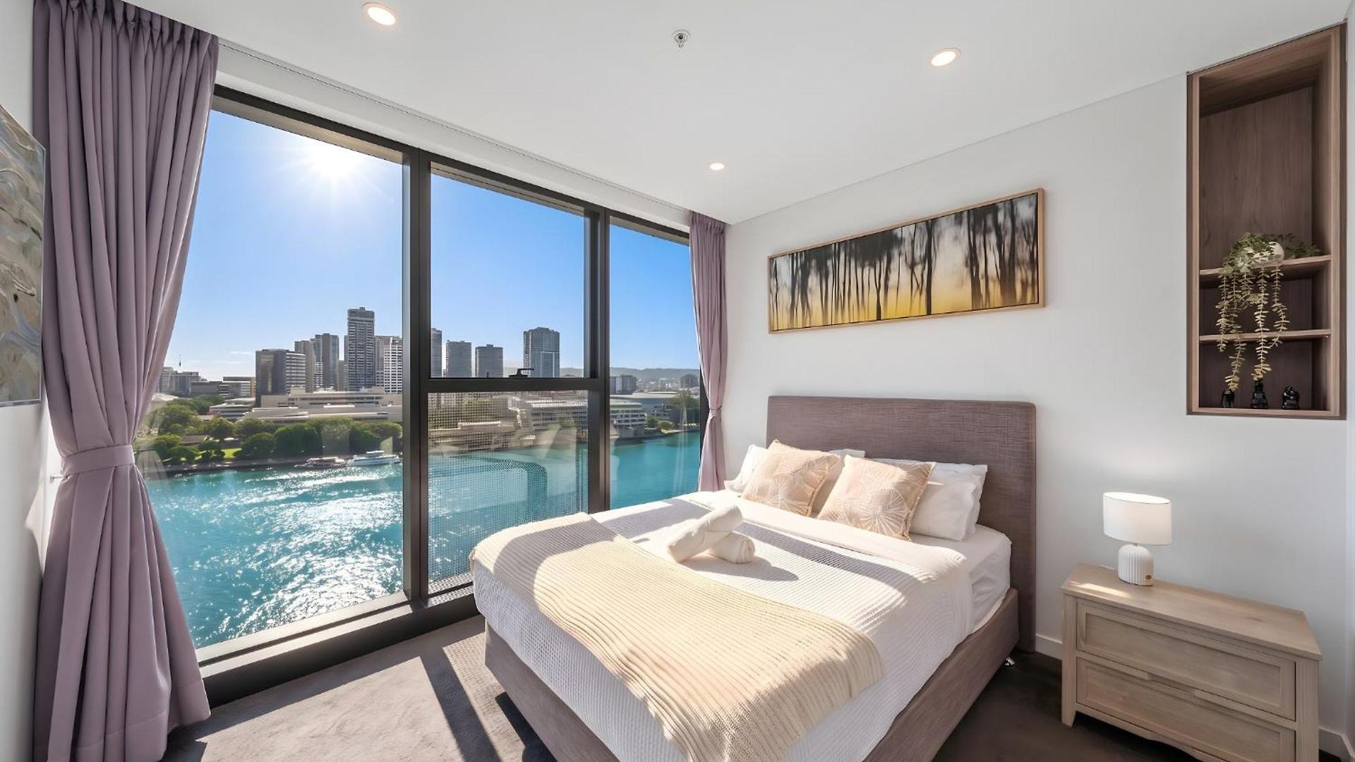 One Sky - Sleep 6 - Pools Cinema Sauna Gym Free Parking Apartment Brisbane