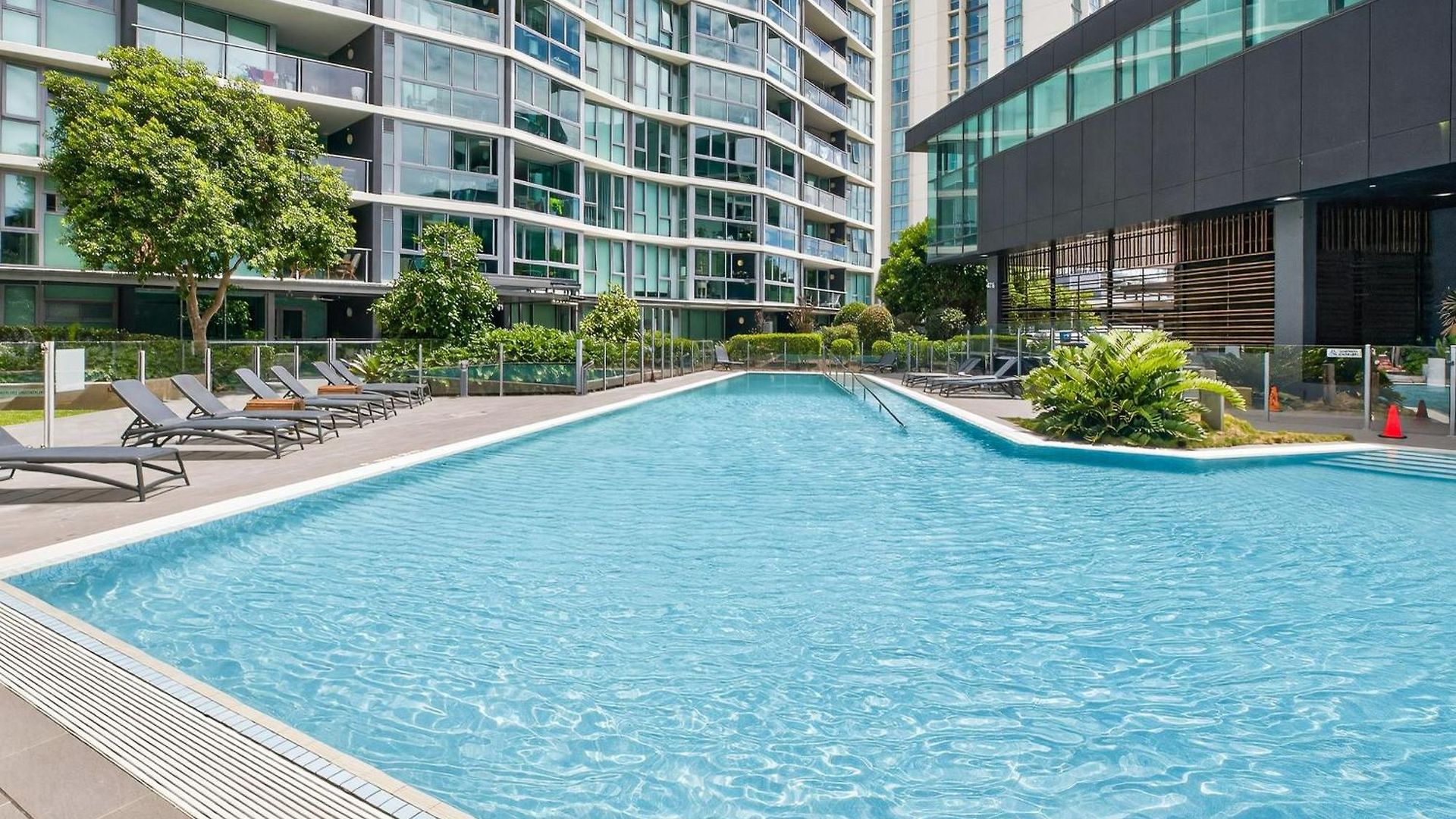 Portside Luxe Retreat 2br Free Parking & Pool * Brisbane