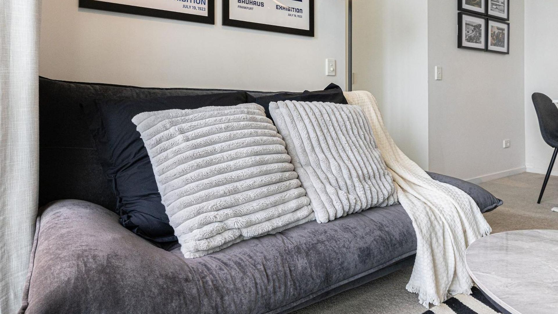 Portside Luxe Retreat 2br Free Parking & Pool Apartment *