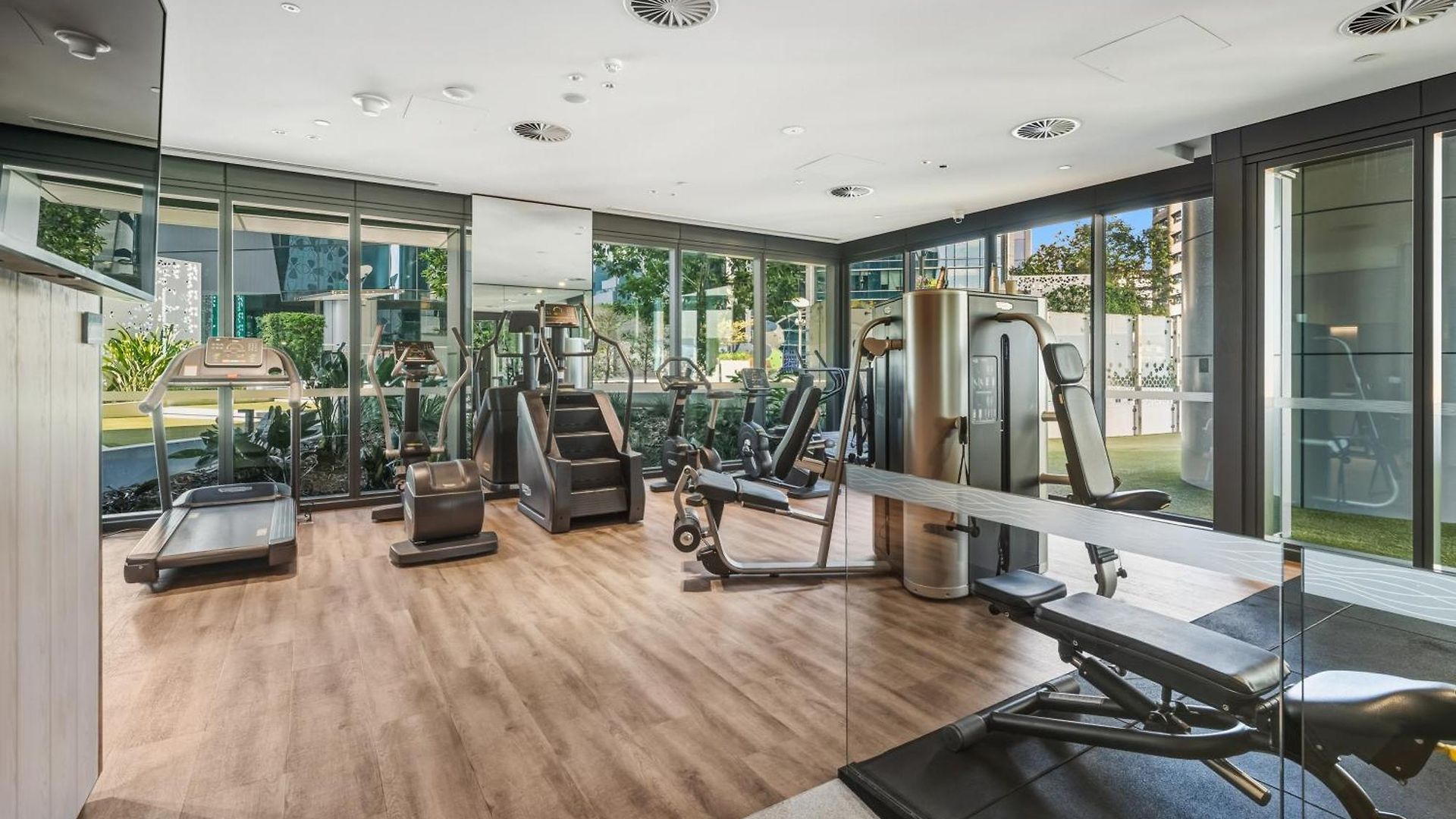 2b2b High Floor With Riverview & Parking Apartment