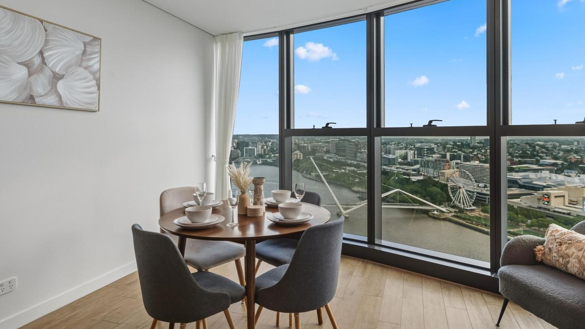 2b2b High Floor With Riverview & Parking *