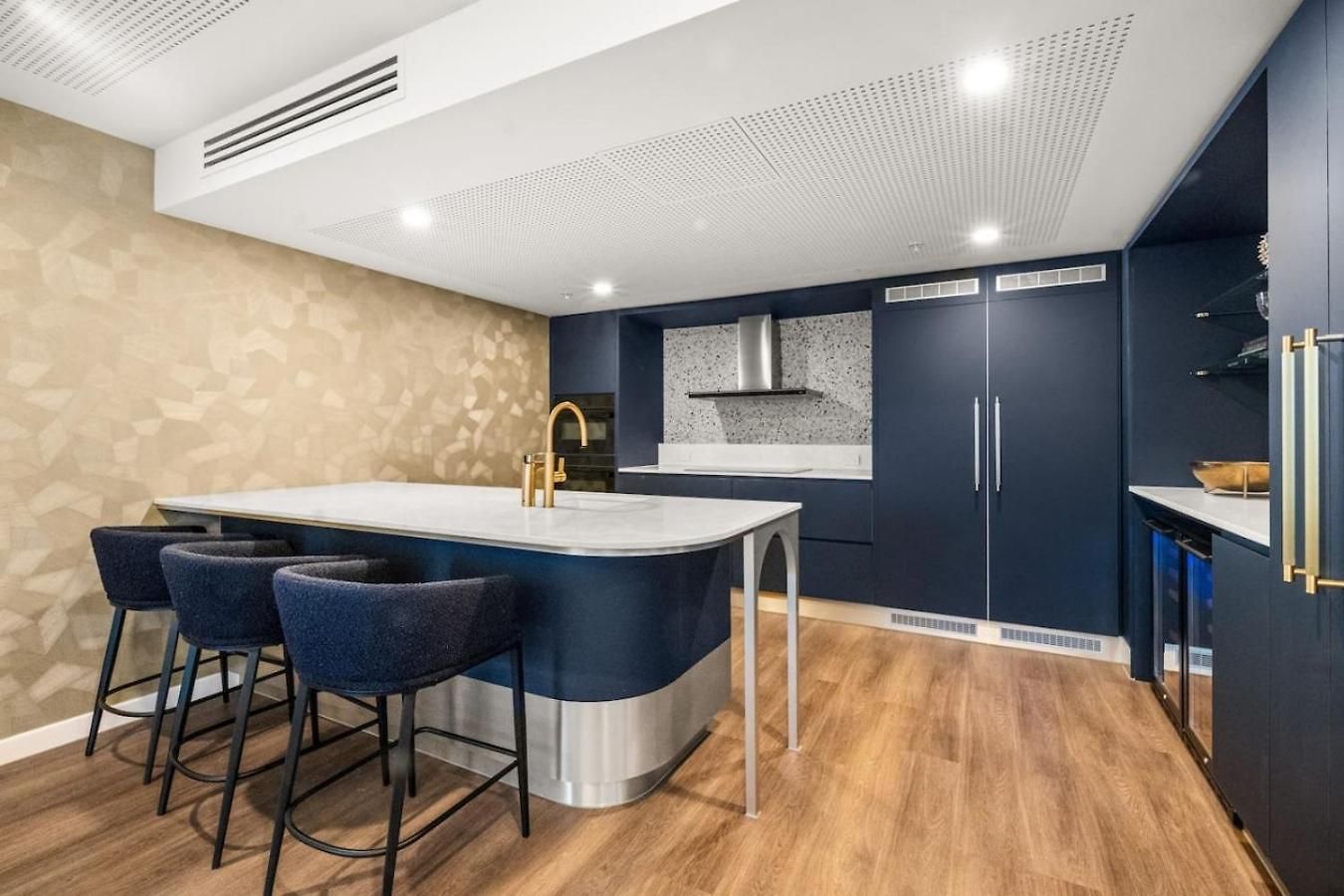 Landmark Queens Wharf 1br Wit Pool Gym And View Apartment