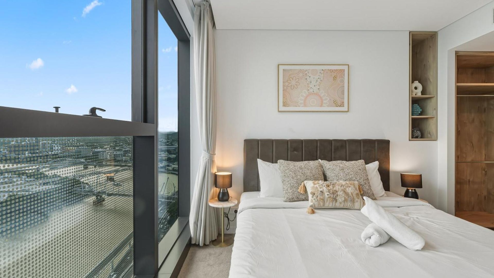 Apartment 2b2b High Floor With Riverview & Parking Brisbane