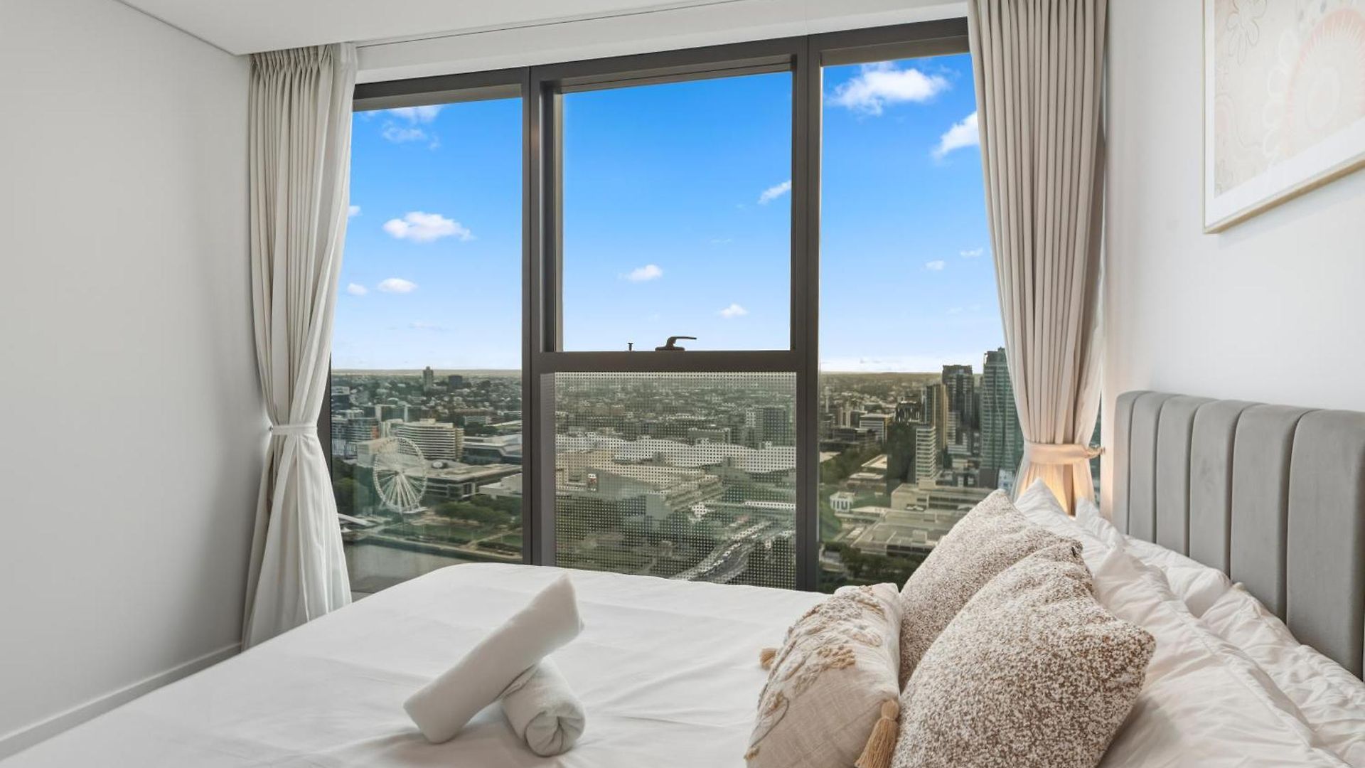 2b2b High Floor With Riverview & Parking Apartment