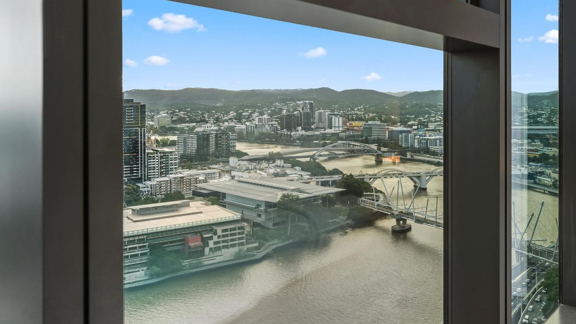 2b2b High Floor With Riverview & Parking Apartment *