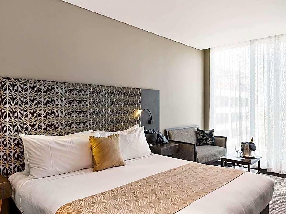 Pullman Airport 5*