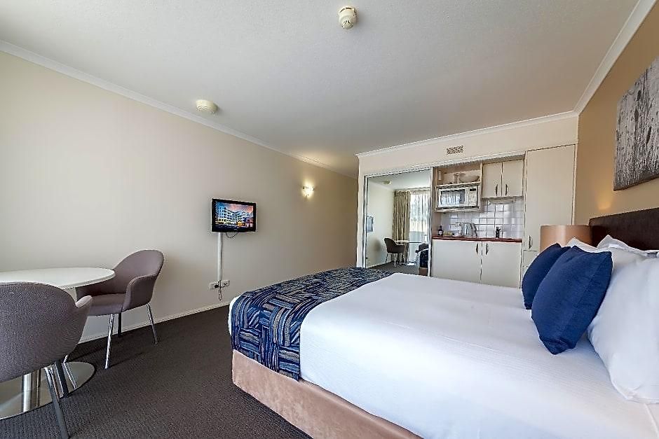 West End Aparthotel 4*