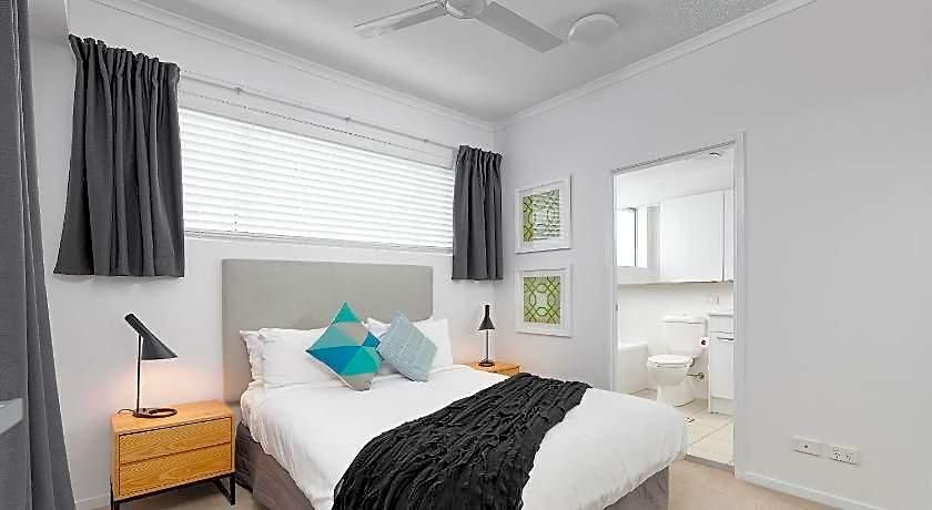 Boulevard North Lakes Hotel 4*
