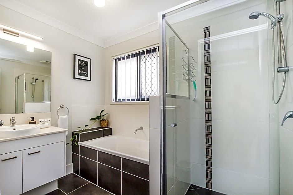 Charming 3br House In The Heart Of Dakabin 3*