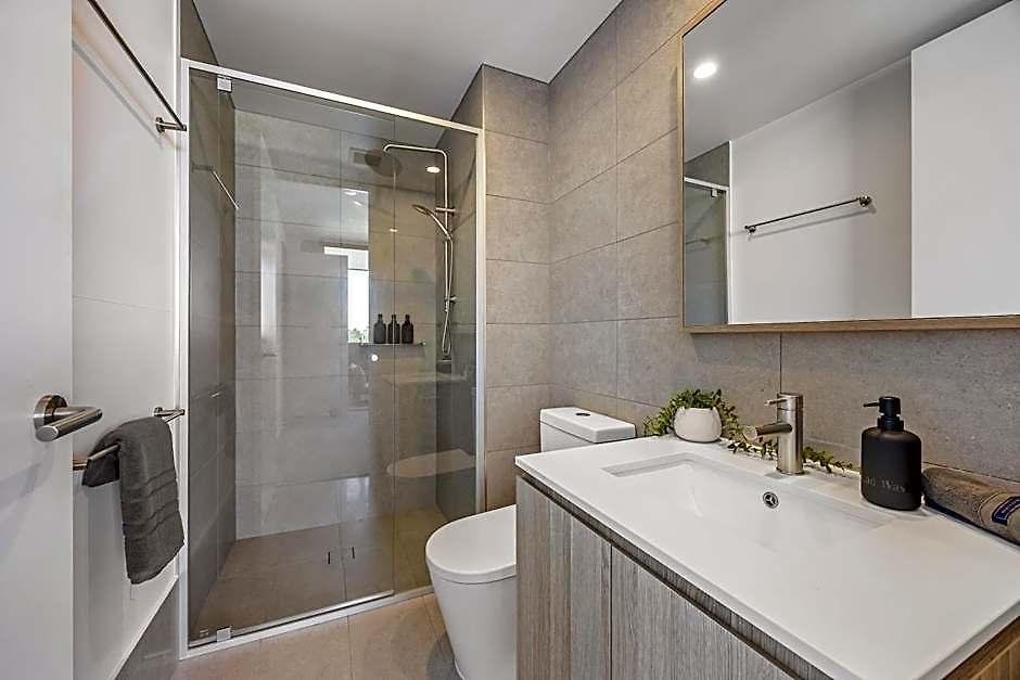 Apartment 3br Family - King Beds, Parking & Views *