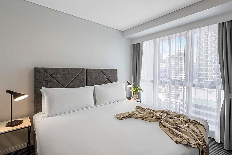 Meriton Herschel Street, Hotel