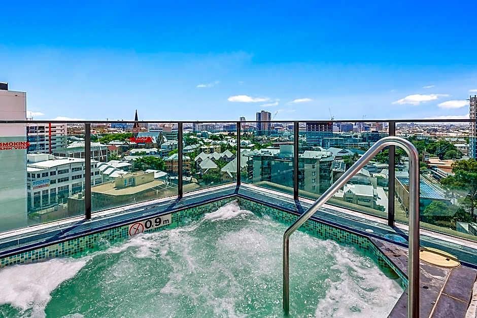 Quattro On Astor Aparthotel 4*