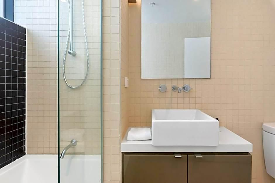 Quattro On Astor Aparthotel 4*