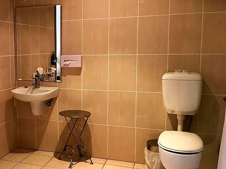 Shangri-la Gardens Motel 4*