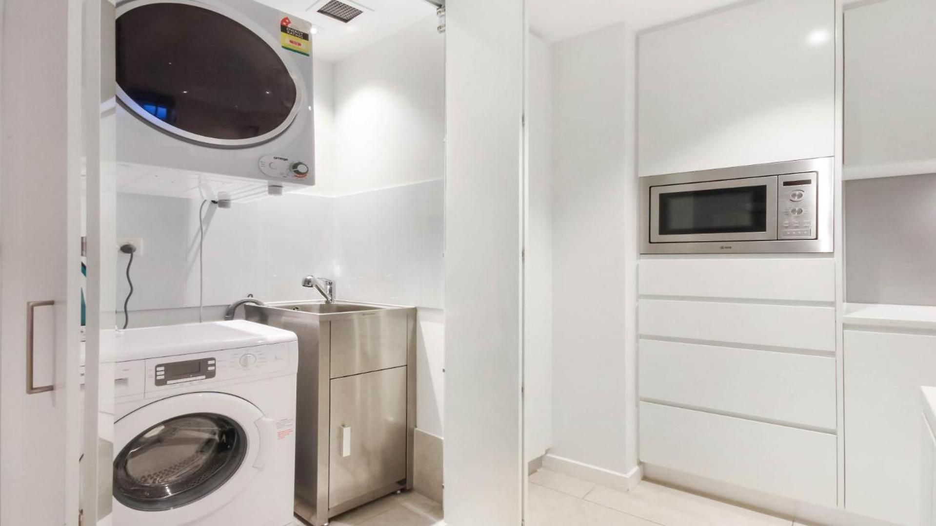Apartment Luxury 1 Bedroom Retreat In With Pool And Gym *