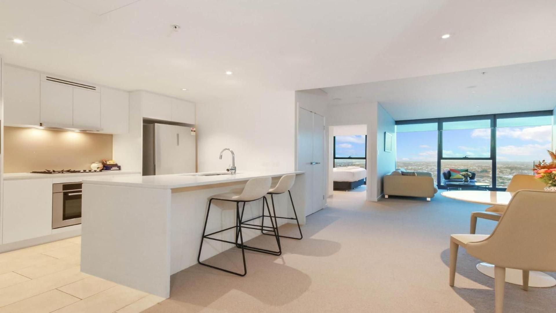 Luxury 1 Bedroom Retreat In With Pool And Gym *