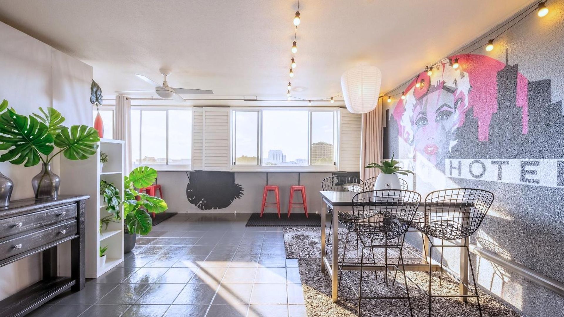 Retro Chic Vibes, Tropical Pool & Prime Location Apartment