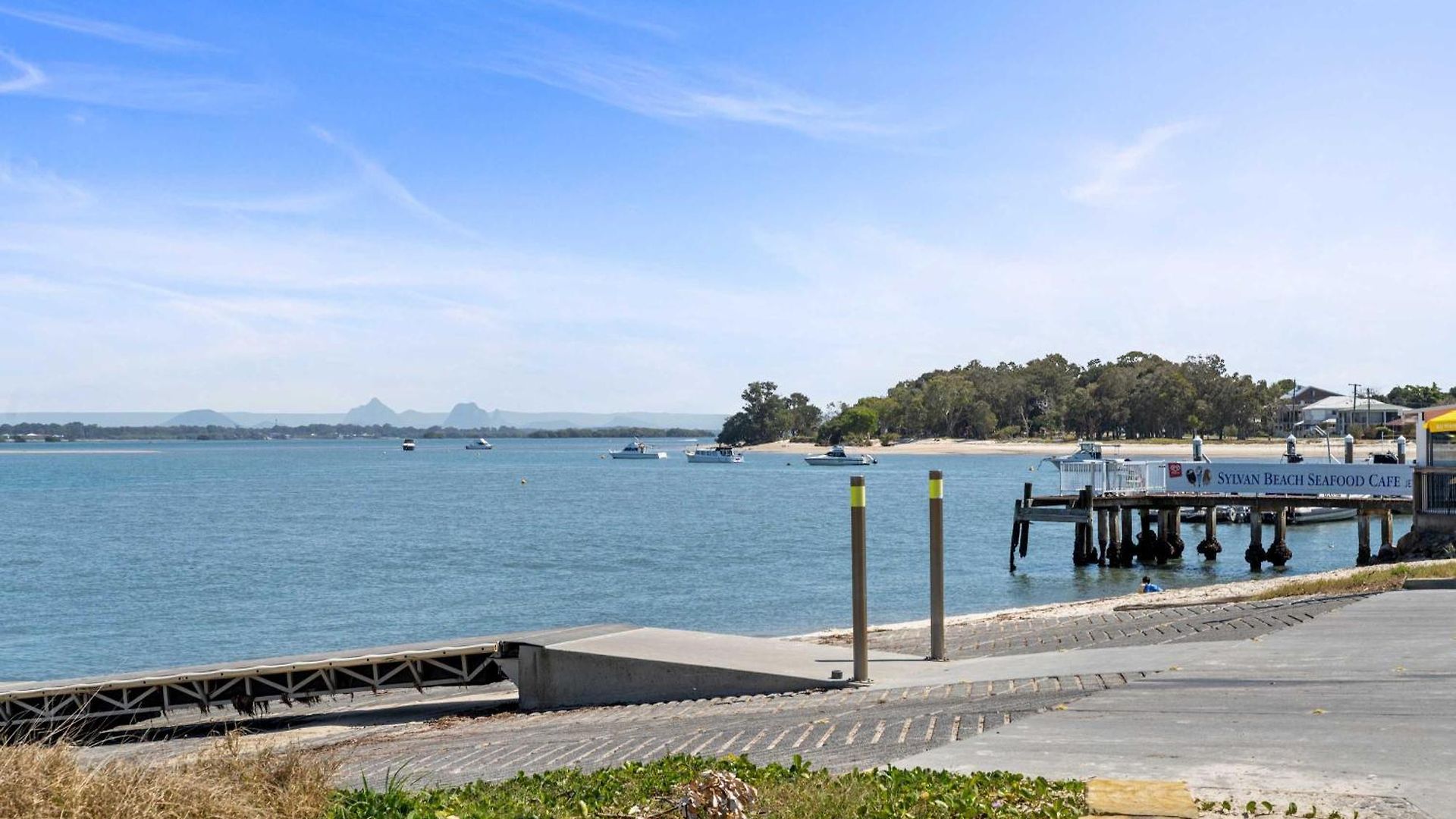 Spacious Family & Dog-Friendly Home On The Water