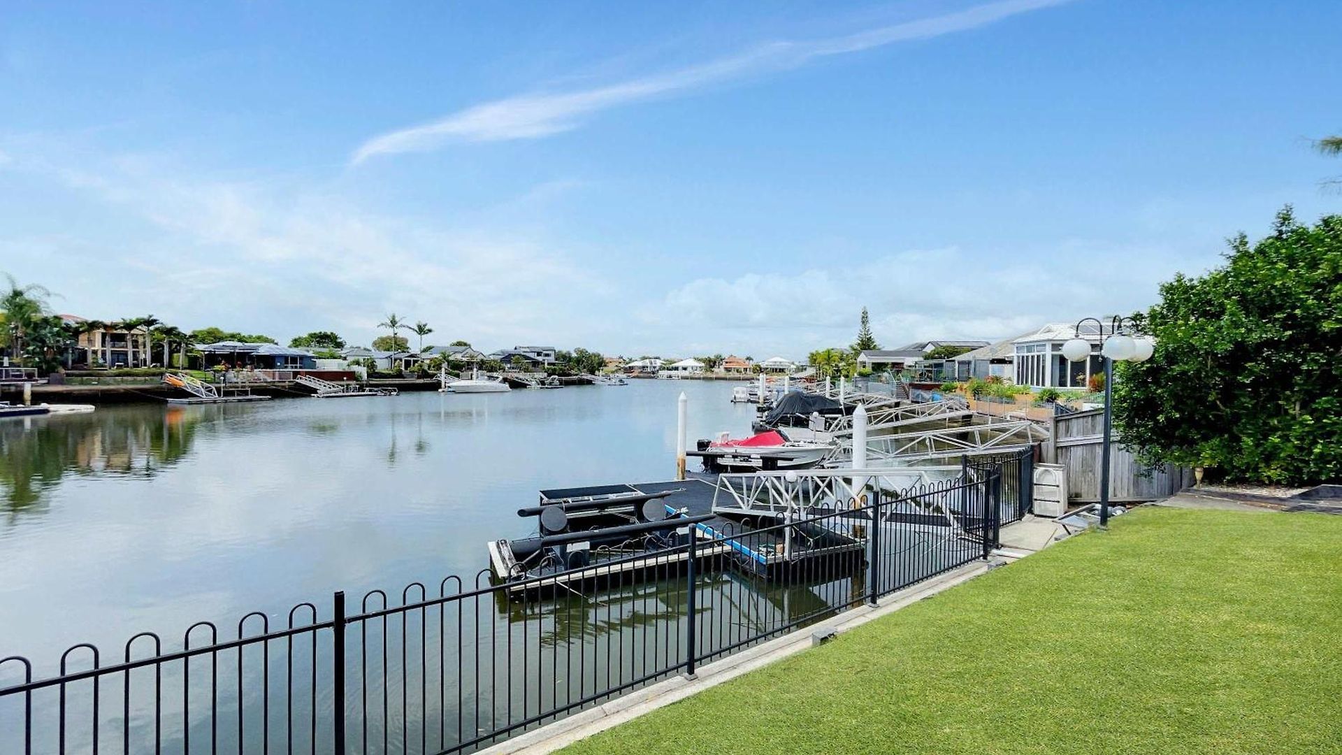 Spacious Family & Dog-Friendly Home On The Water Holiday home