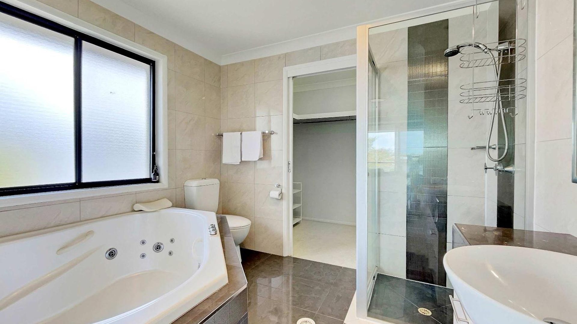 Spacious Family & Dog-Friendly Home On The Water Holiday home *