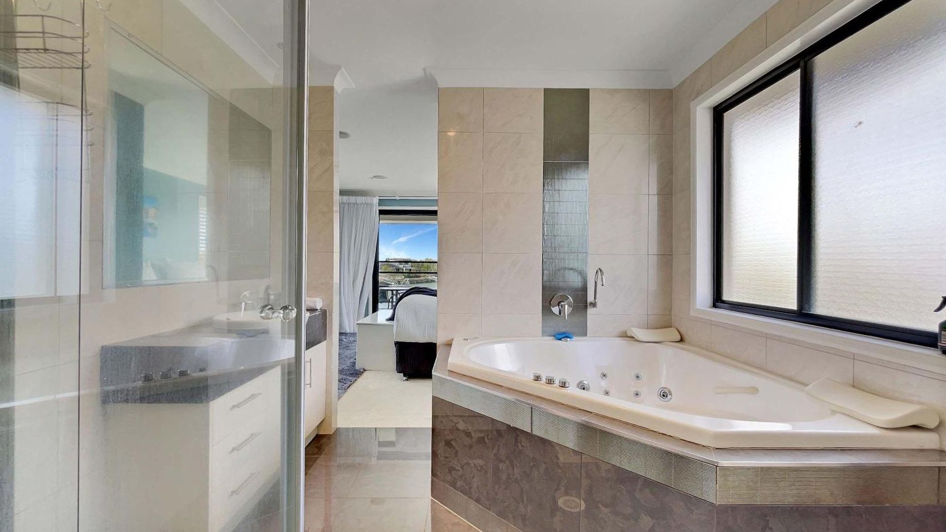Spacious Family & Dog-Friendly Home On The Water *