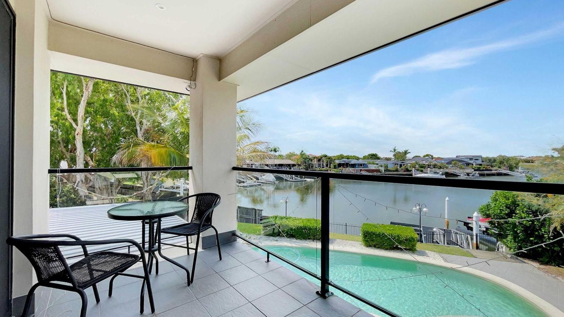 Spacious Family & Dog-Friendly Home On The Water Holiday home