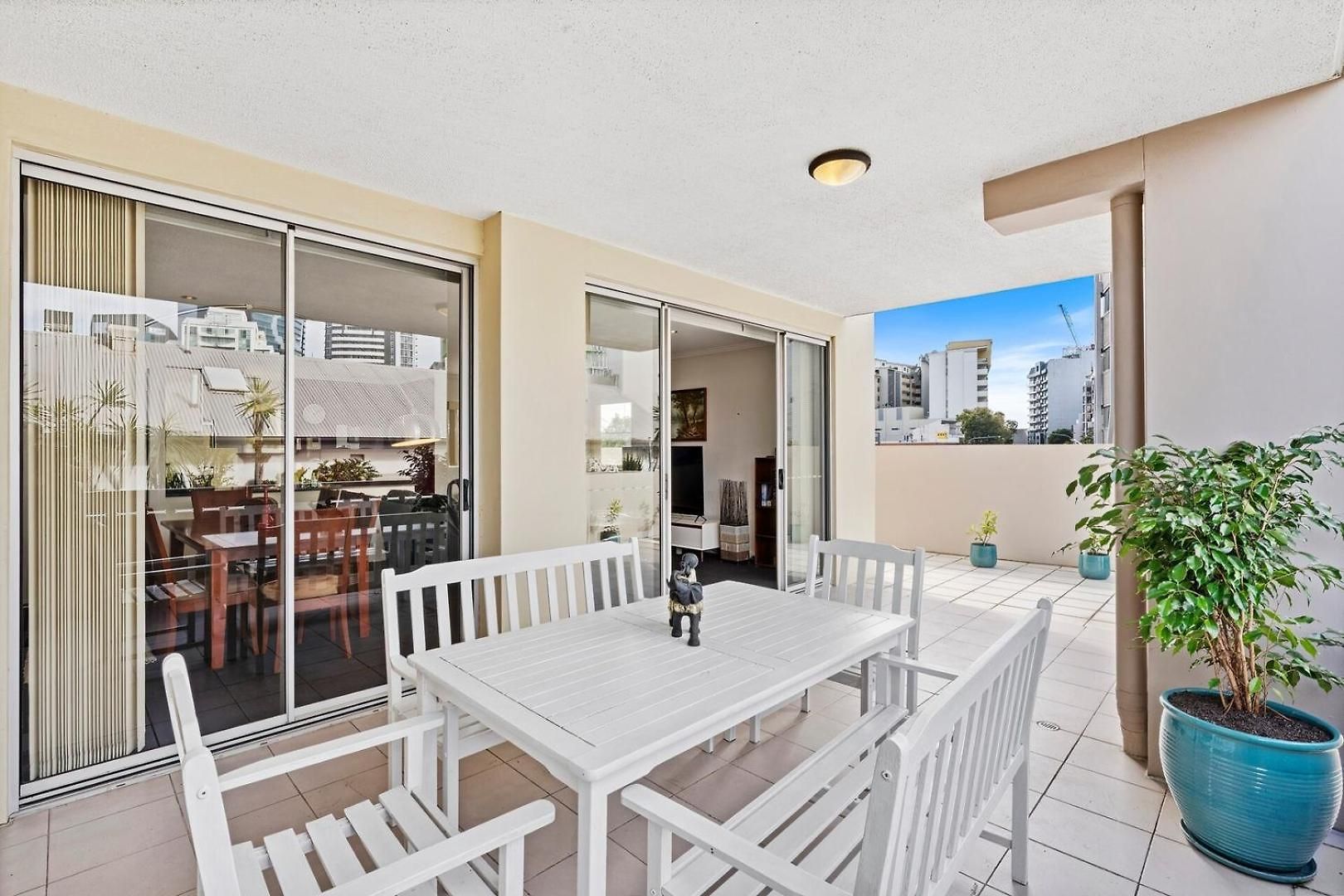 Stylish Escape Free Parking For 2 Walk To Cbd Apartment