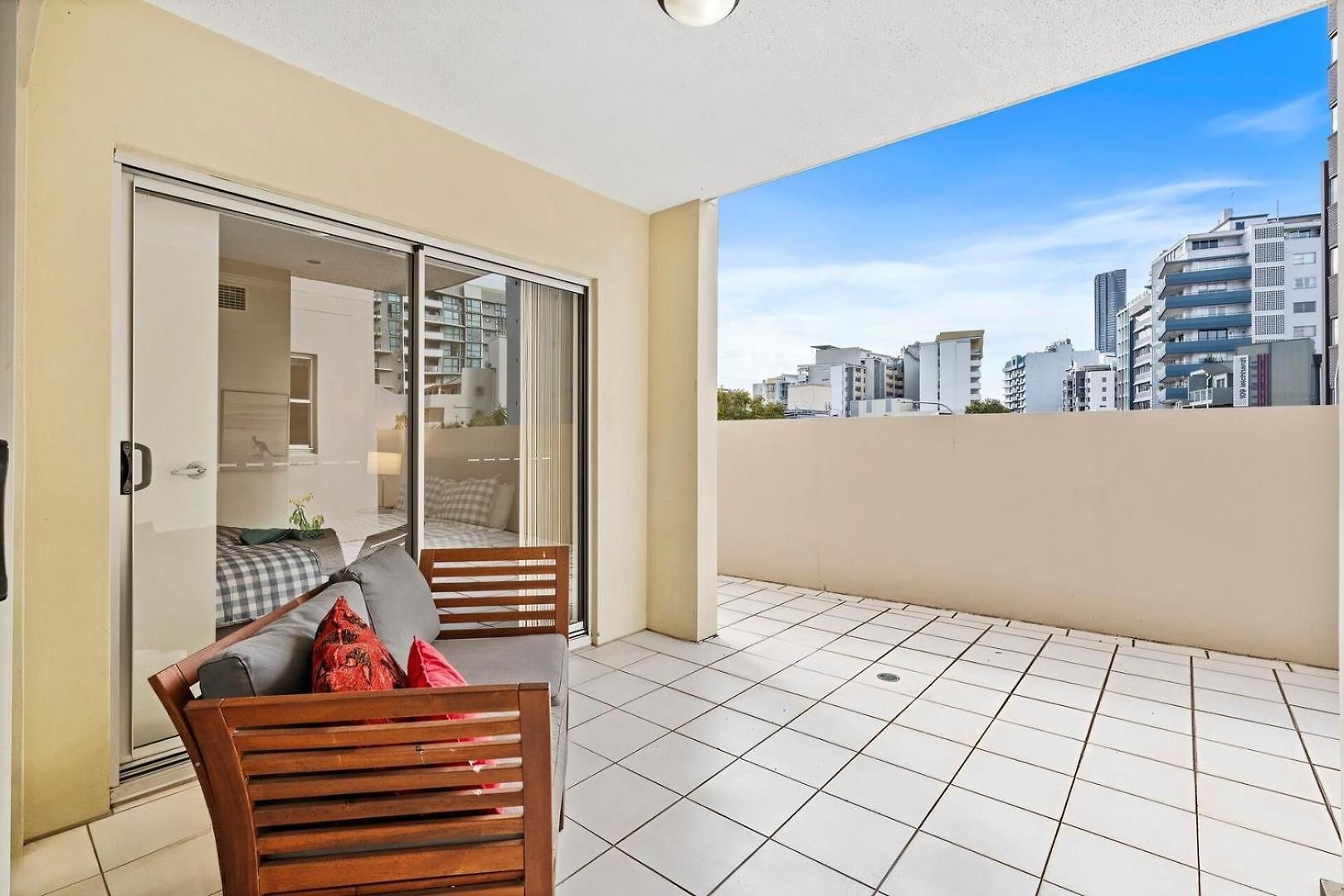 Stylish Escape Free Parking For 2 Walk To Cbd Apartment