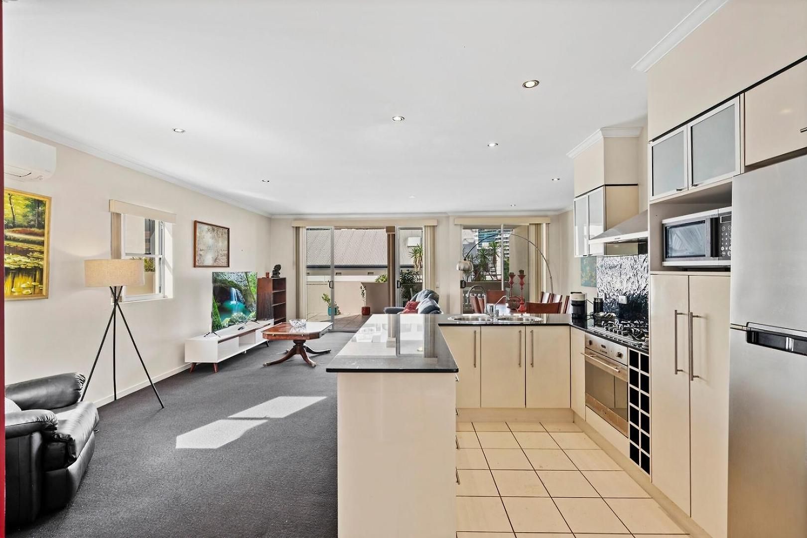 Stylish Escape Free Parking For 2 Walk To Cbd Apartment Brisbane