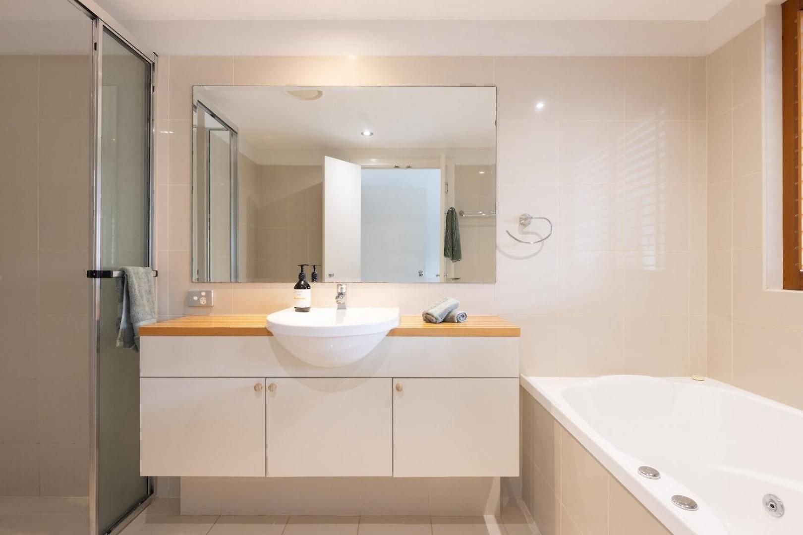 Stylish Escape Free Parking For 2 Walk To Cbd Apartment