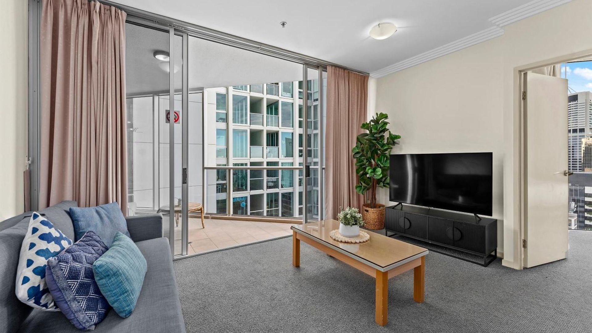 With King Bed, Pool, Gym And Sauna Brisbane